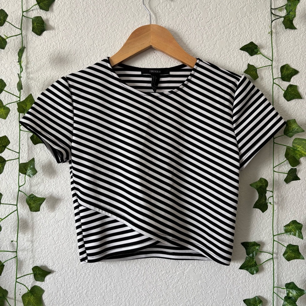 Forever 21 Women’s Black and White Striped Short Sleeve Crop Top Size Small